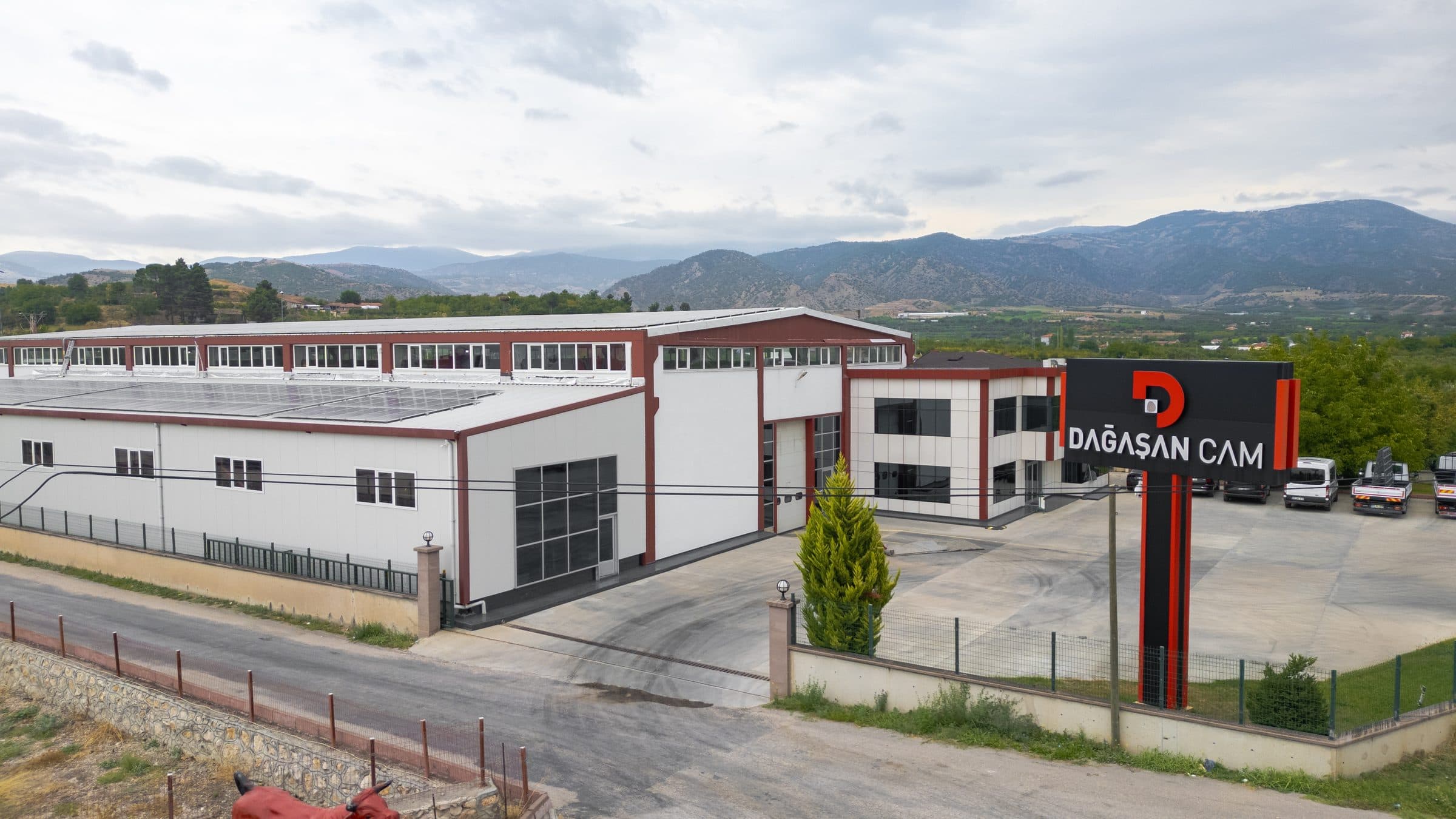 Dağaşan Cam fabrika binası ve giriş totemi